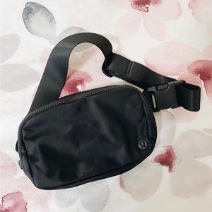 *SOLD* RARE Lululemon Everywhere Belt Bag (Original Version)